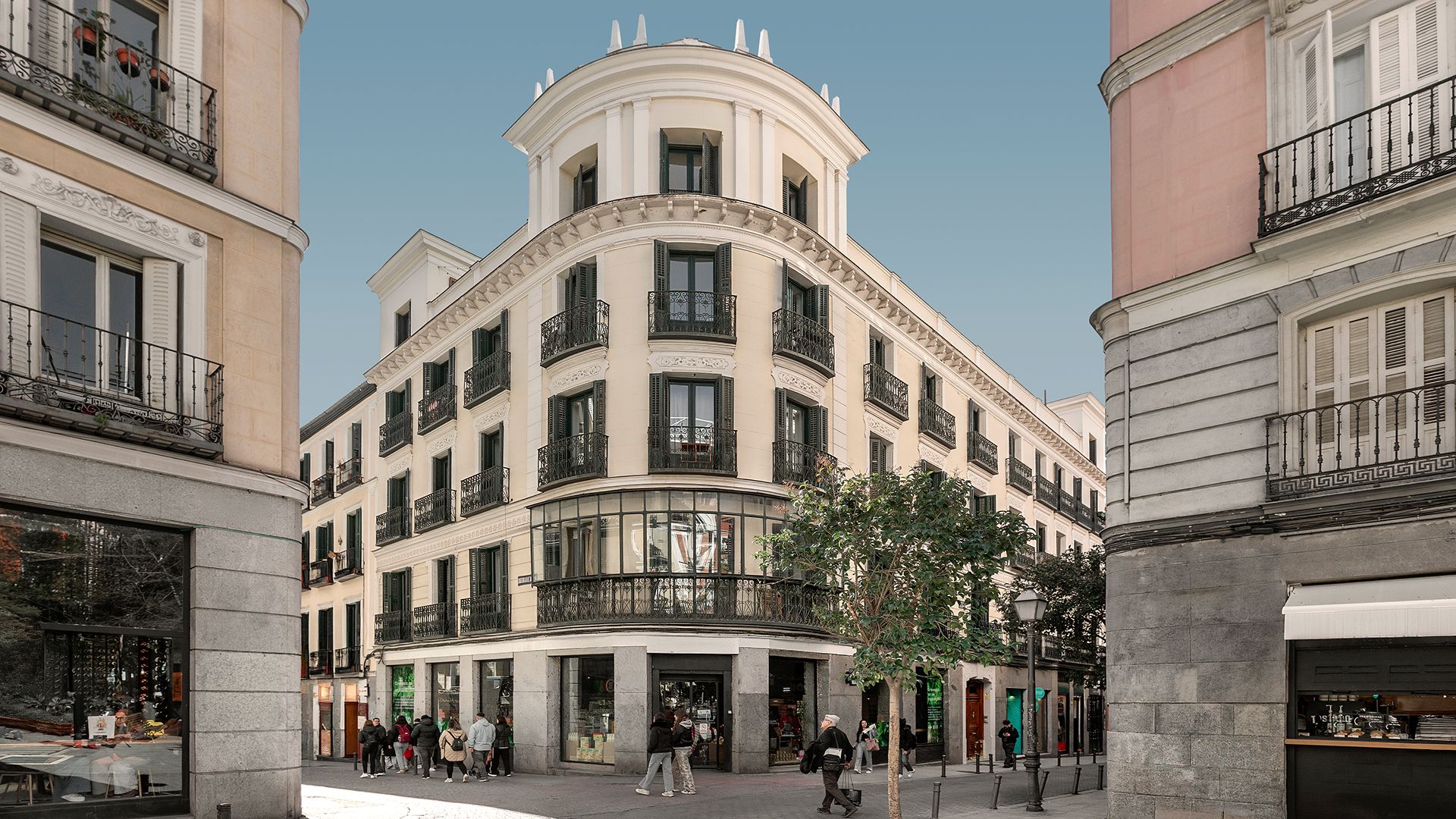 Fachada de Velarde 1 en el chaflán de Malasaña