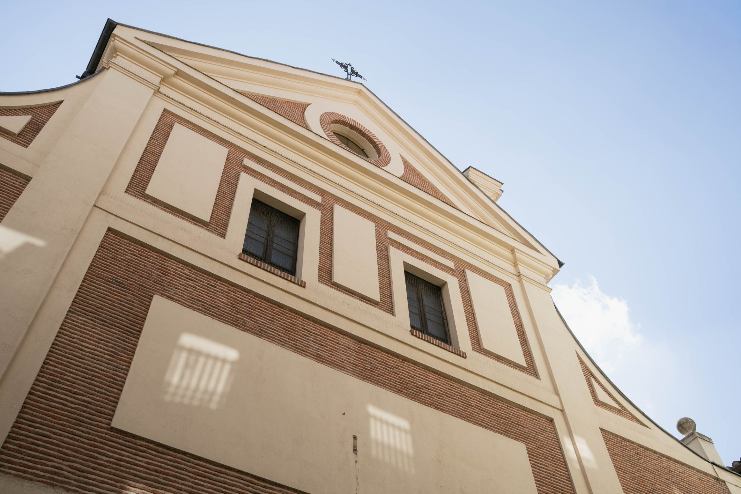 Fachada de un edificio en el barrio de Malasaña